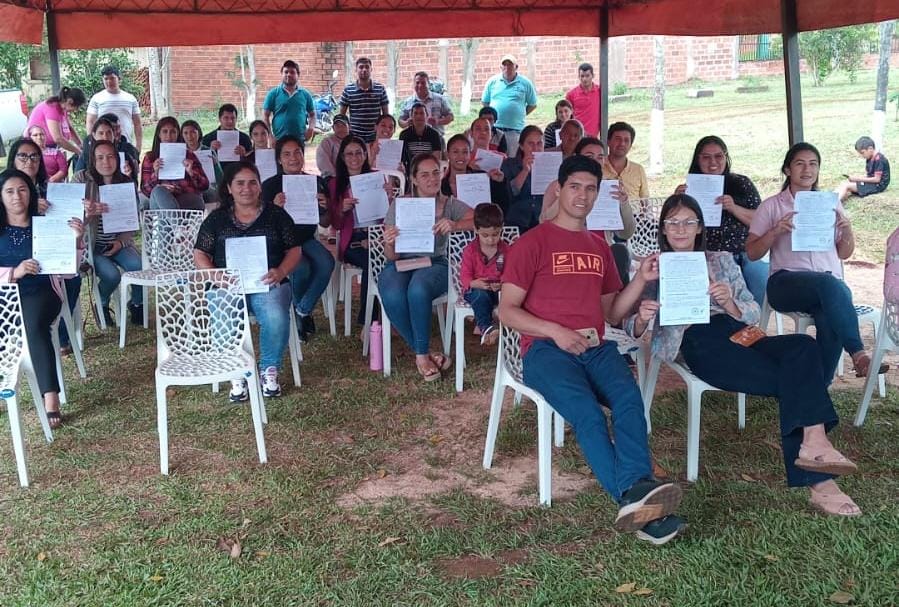 Familias de Itapúa y Caazapá firmaron sus contratos de compraventa de terrenos en el marco del programa Tekoha. En los distritos de Yatytay y Cambyretã (Itapúa) y en Tava’i (Caazapá) 47 familias ahora empiezan a pagar las cuotas para garantizar y legalizar sus propiedades.