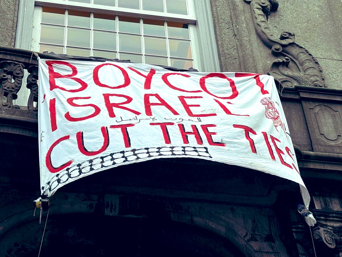 Op een spandoek bij de <a href="/UniUtrecht/">Utrecht University</a> staat 'boycot Israel' te lezen. In het Arabisch daaronder echter 'dood aan Israel'. Moet allemaal maar kunnen, de ondergrens is inmiddels zo ver uit het zicht aan het raken dat men zich af mag vragen of er nog wel een ondergrens IS.