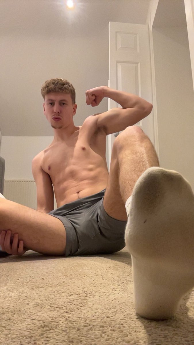 MasterSean_'s tweet image. Who’s gonna be lucky enough to give me money 💰🍀  #drains #findom #cashmaster