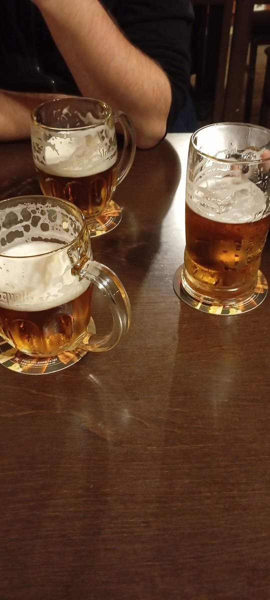 MedekRadovan's tweet photo. Jedem na Mutanty. Proč nejsme ve vlaku? Páč má zpoždění. Vítejte u cesty vlakem do Továrny na Potkávání a zpátky, určitě se ještě uvidíme. Přejte nám zdar. https://t.co/hJjd6nGNa6