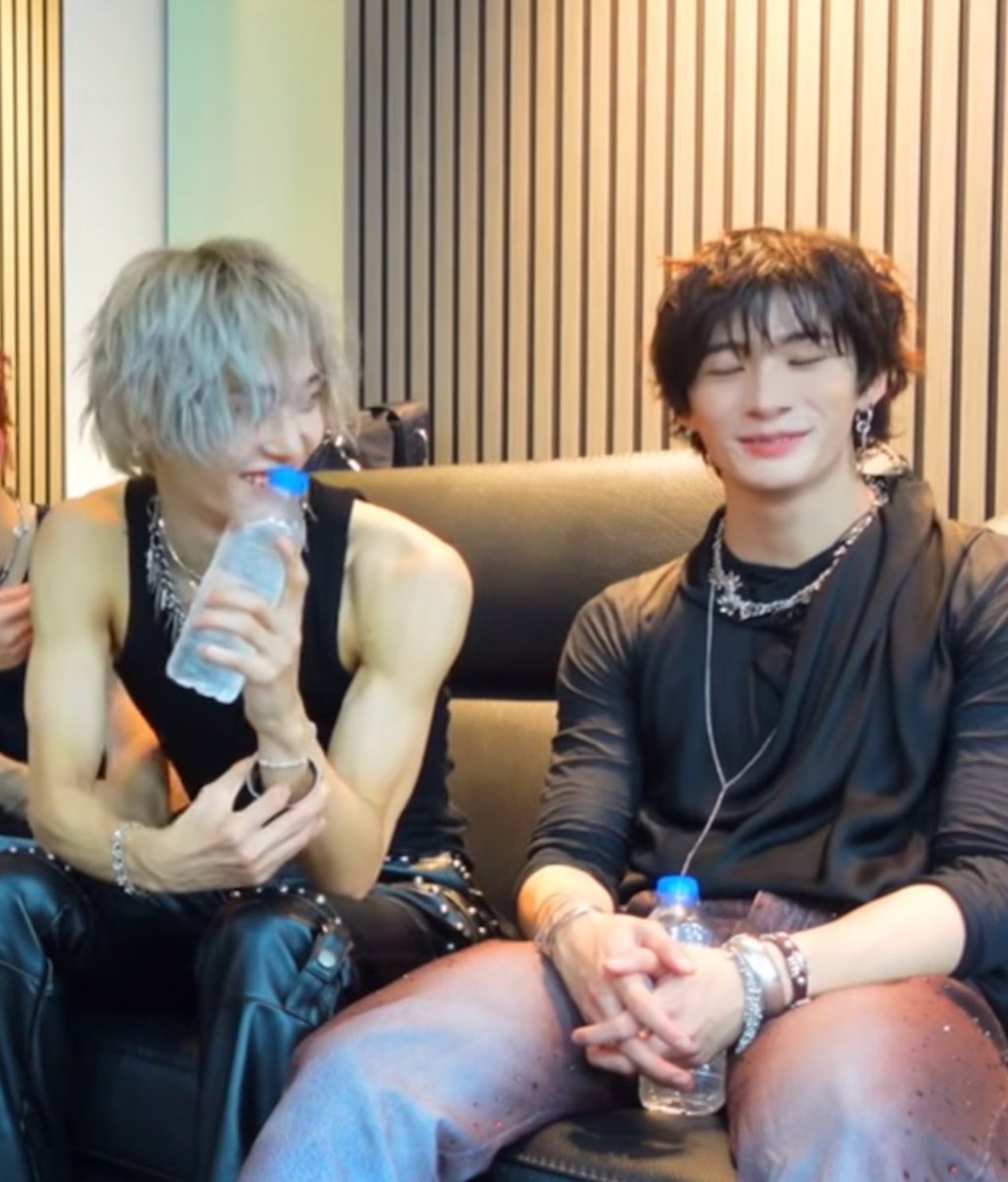 หลับตาดีกว่า คนน่ารักมองกลัวแพ้เสียงในหัวแล้วหันไปจุ้บหมับๆเข้าให้