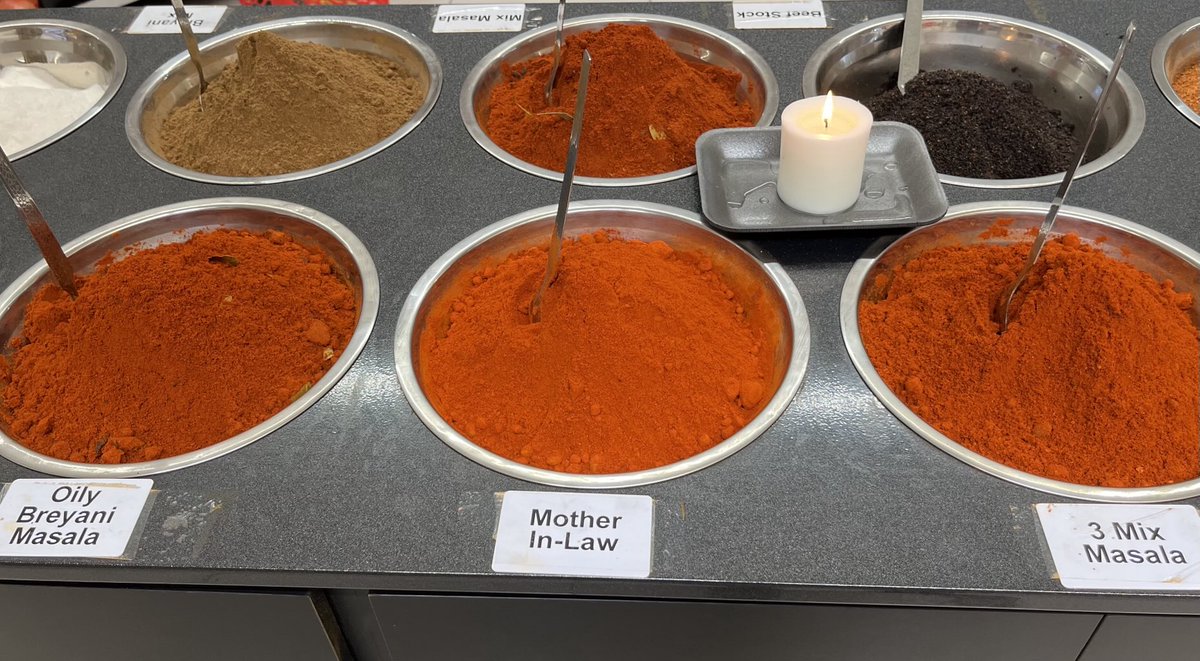 Unglaubliche Vielfalt an Gewürzen aller Art auf dem Markt der südafrikanischen Hafenstadt Durban - doch wie scharf  schmeckt wohl die Schwiegermutter (« Mother-in-law »)…..???? 🤣
