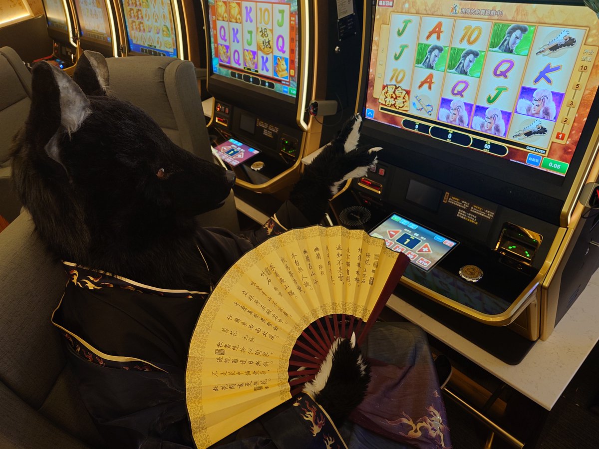 「金迷紙醉，碟滿貨泉。」  

攝影：昂
#FursuitFriday