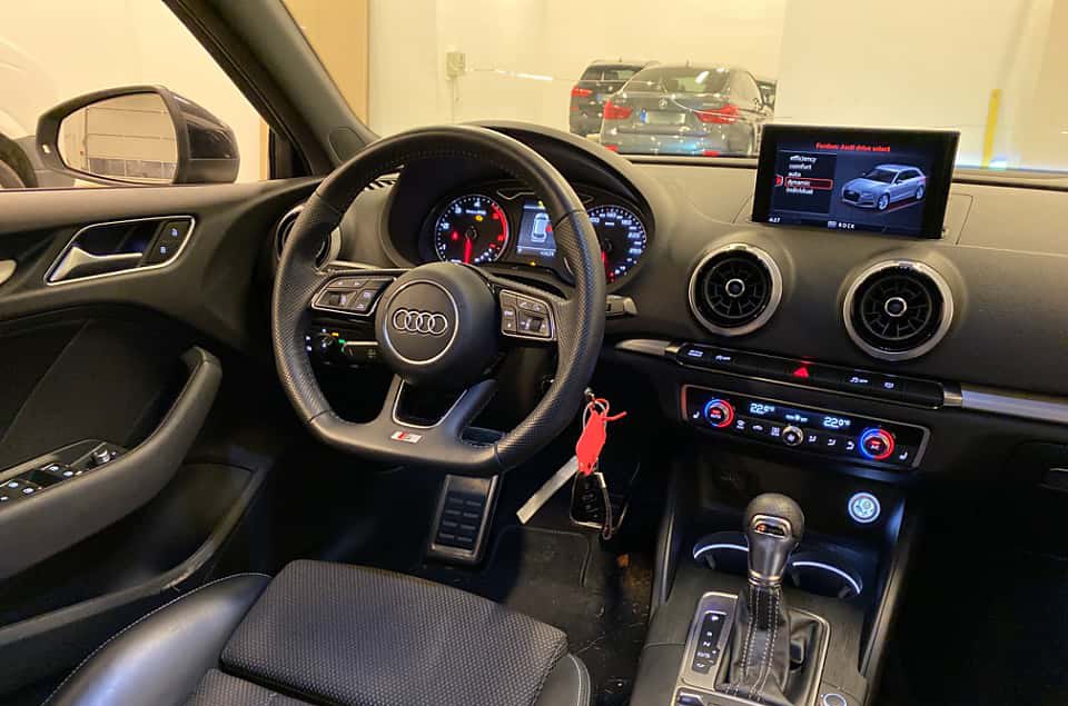 Rokkuben's tweet photo. Audi, iç mekanda şu tasarım dilini bıraktığından beri hiç cazip gelmiyor. Şu kasaları bir kez bile kullanmış olanlar neden böyle dediğimi çok iyi anlıyordur. https://t.co/r6WWcO4Ilk