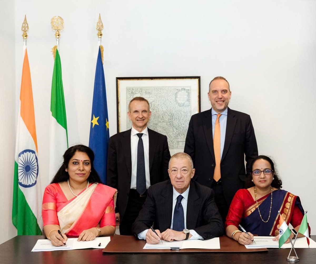 Dev_Fadnavis's tweet photo. 🔸 Global luxury giant @Prada finally recognises that Maharashtra’s craftsmanship is unreplicable! 

A historic MoU signed between Prada, LIDCOM & LIDKAR.  These limited-edition sandals crafted with the help of our skilled artisans from Maharashtra will be available from February 2026 at 40 Prada stores across the globe and on the official website.  

We didn't just demand credit for our heritage; we commanded a business partnership. This is the true power of ‘Make in India’ and the global recognition of #KolhapuriChappal.

Congratulations to our artisans—the world is now your ramp!

🔸 जागतिक लक्झरी ब्रँड 'प्राडा'ने अखेर ओळखले आहे की महाराष्ट्राच्या कारागिरीतील गुणवत्तेला तोड नाही! 

प्राडा – लिडकॉम – लिडकार यांच्यात ऐतिहासिक सामंजस्य करार!
महाराष्ट्रातील आपल्या कुशल कारागिरांच्या मदतीने तयार केलेल्या या चपला फेब्रुवारी 2026 पासून जगभरातील 40 प्राडा स्टोअर्समध्ये तसेच संकेतस्थळावर उपलब्ध असतील.

आपण केवळ आपल्या वारशाचा हक्क मागितला नाही, तर जागतिक स्तरावरील व्यवसायिक भागीदारी निर्माण केली! हेच आहे ‘मेक इन इंडिया’ चे खरे बळ आणि आपल्या #कोल्हापुरीचपलेची खरी ओळख!

आपल्या सर्व कारागिरांचे मनापासून अभिनंदन - आता हे विश्वची तुमचे घर!

@Prada 
#Maharashtra #Prada #MakeInIndia #VocalForLocal #Kolhapur #Heritage