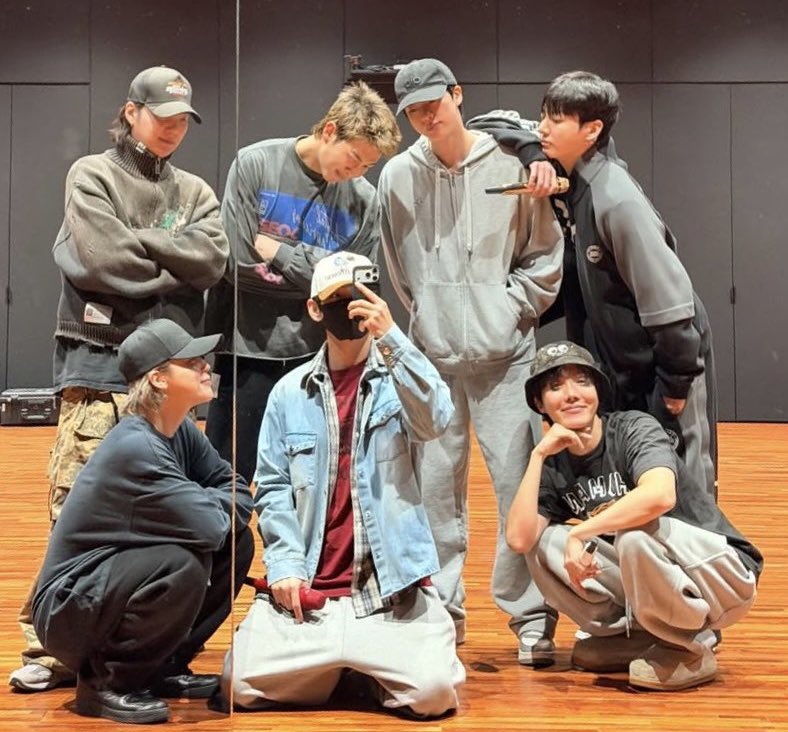 goldenJK_0613's tweet image. 11.12.23💔                            11.12.25❤️‍🩹