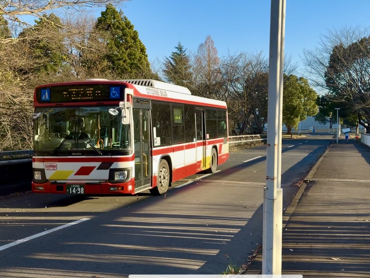 頑張って走りました
体操着めちゃくちゃ寒かった

バス🚍と並走して
メッセージを伝えようとしますが
私は足が遅いので
全く追いつけないのです

そういうパフォーマンスです
