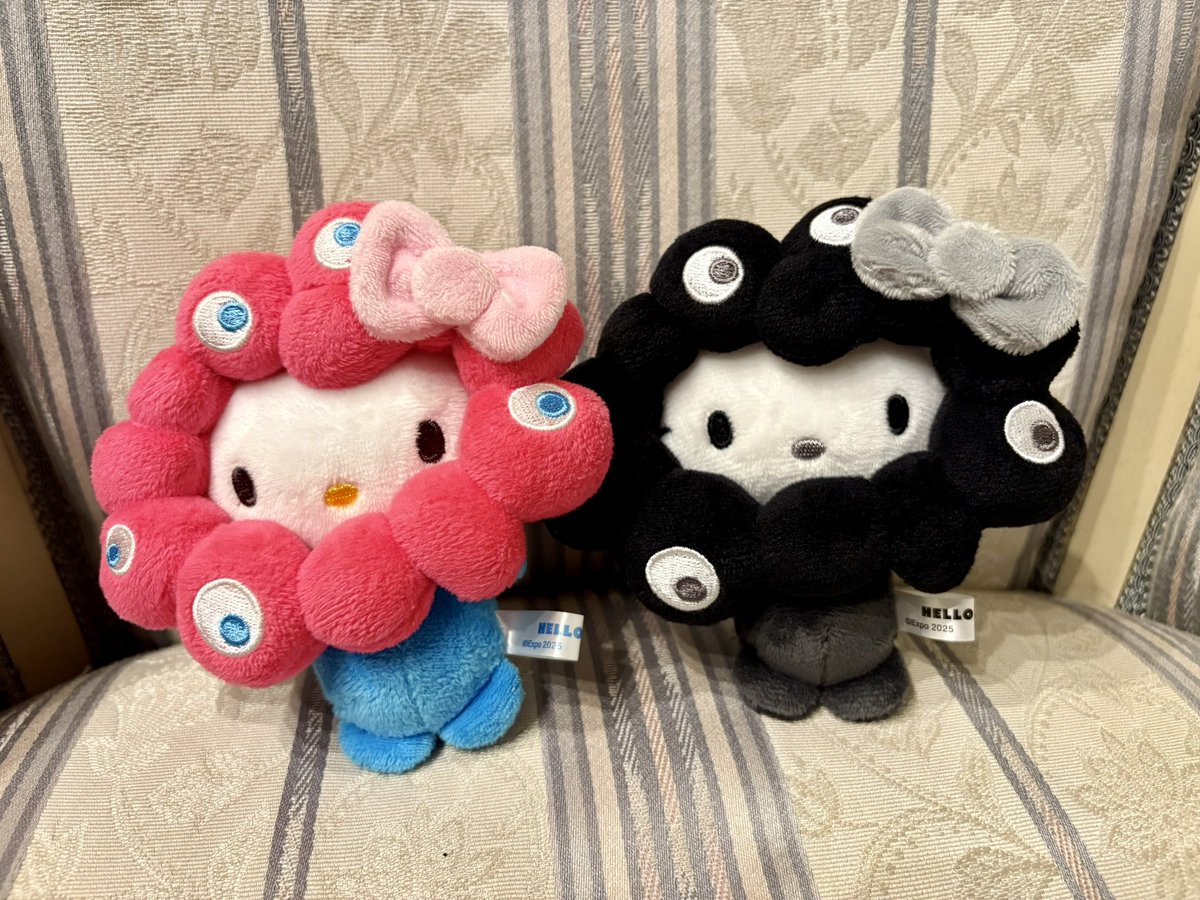 ミャクミャクなりきりぬいぐるみキティブラックをお出迎え✨ 並べると