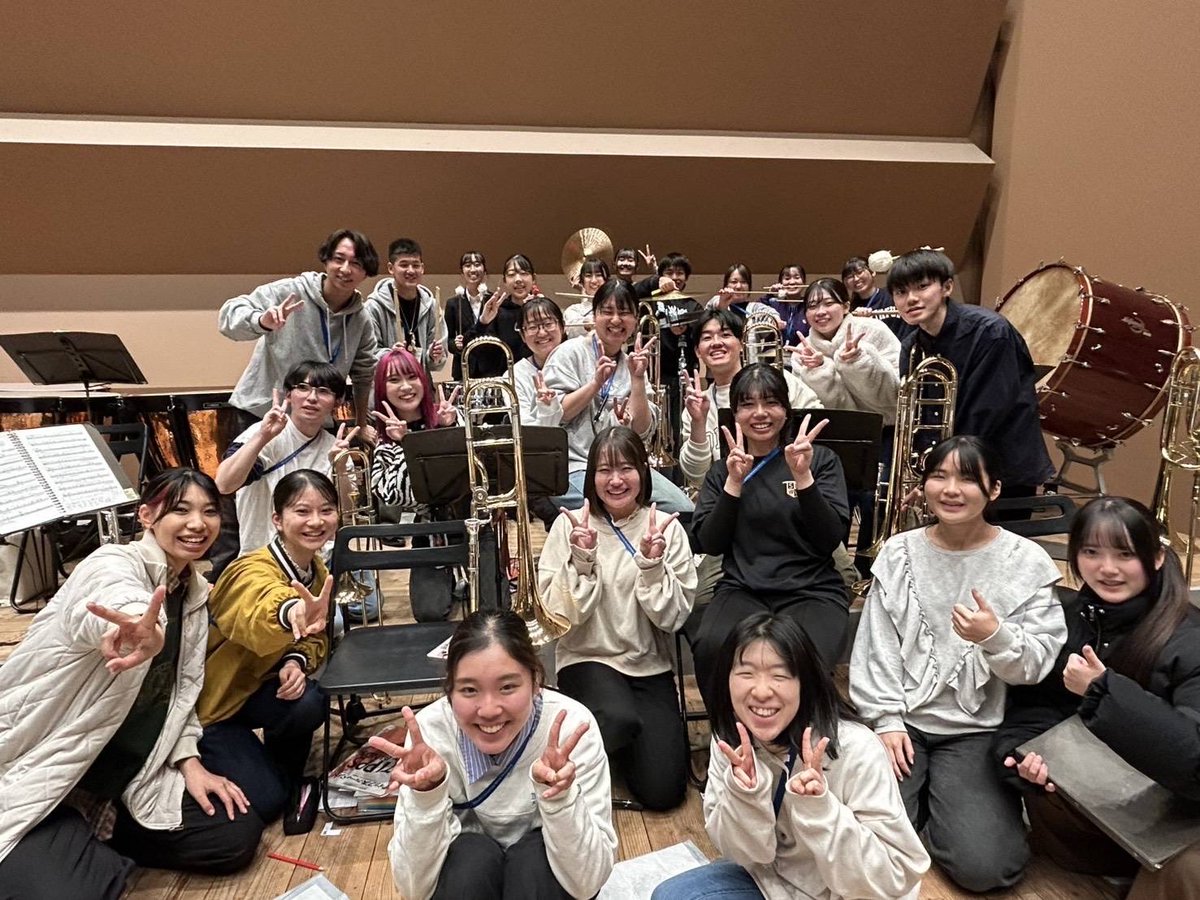 ❄️定期まであと2日❄️

本日のカウントダウンはトランペット、トロンボーン、パーカッションです！🎺🎶🥁
舞台後方からパワフルかつ大胆なサウンドで演奏を押し上げます！！

日曜夕方は三島に全員集合〜〜〜！！！

#静大定期2025 #静岡横断ツアー