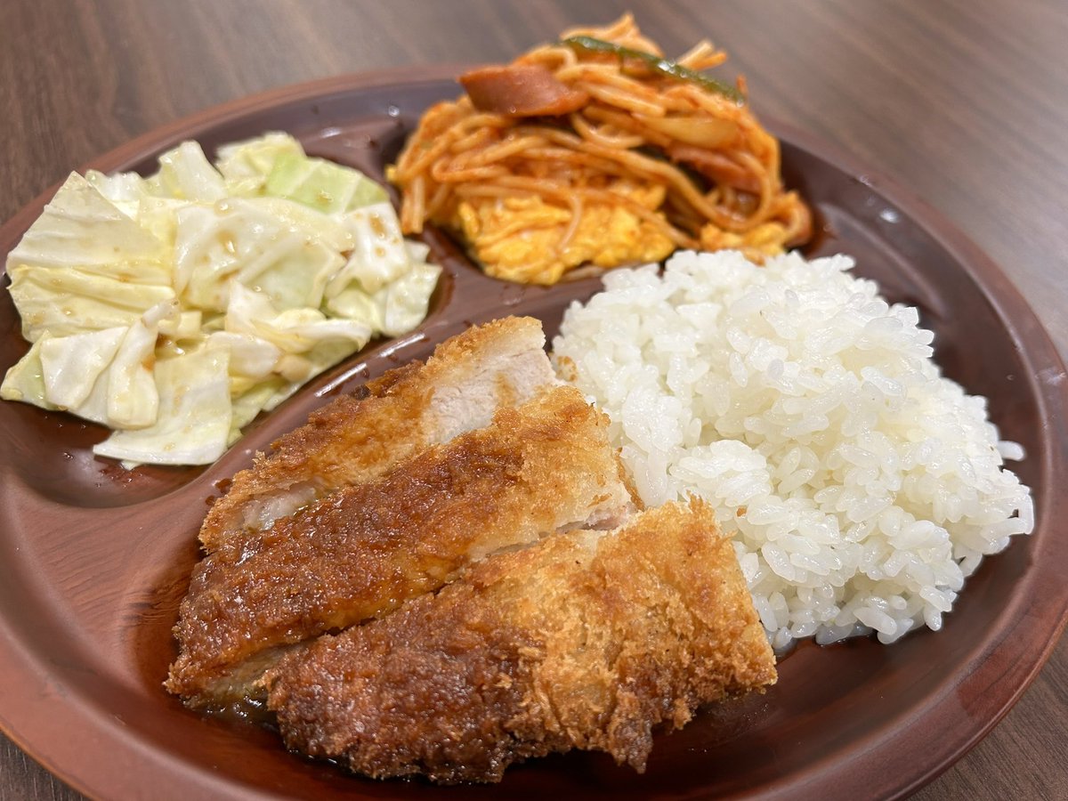 今日の #こどしょくのこんだて は！
・みそカツ
・鉄板ナポリタン風
・キャベツのサラダ
・とうふのみそ汁

でした🙌
毎週金曜日は郷土料理の日！
ということで今日は愛知県名古屋市の名物です😋