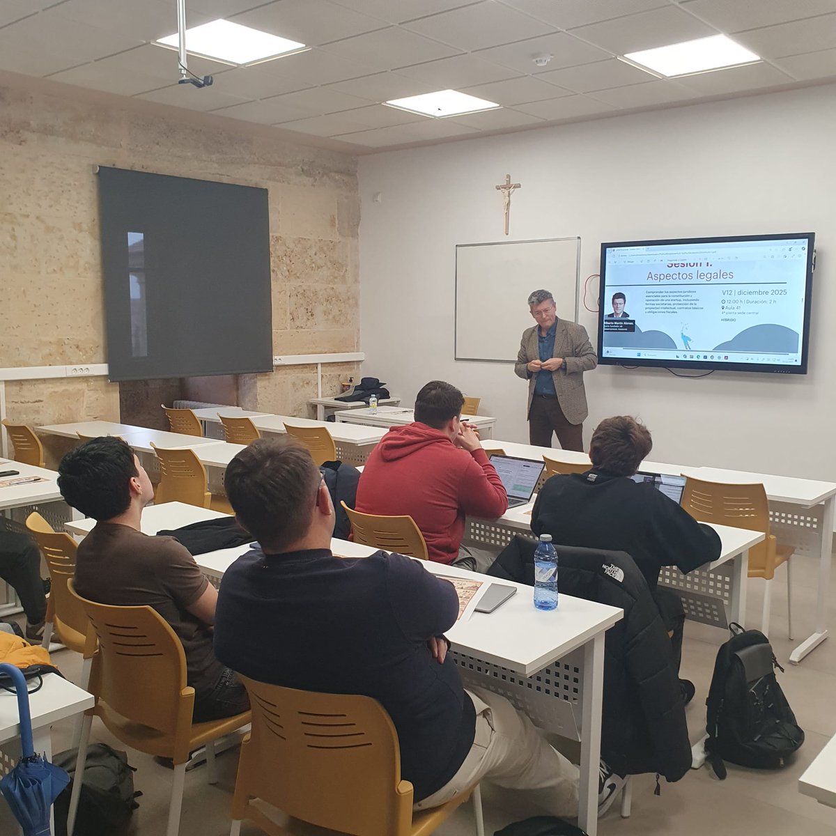 📌 Hoy comienzan las sesiones de #UPSAEmprende
🔹 Explora: Emilio Galán (Co-fundador y CTO de <a href="/beonx_hoteltech/">BEONx</a>) compartió su experiencia y las bases del emprendimiento lean.
🔹 Acelera: Alberto Martin (<a href="/GES_empresas/">Gesempresas Asesores</a> ) abordó los aspectos jurídicos clave para startups.
@FUESCYL