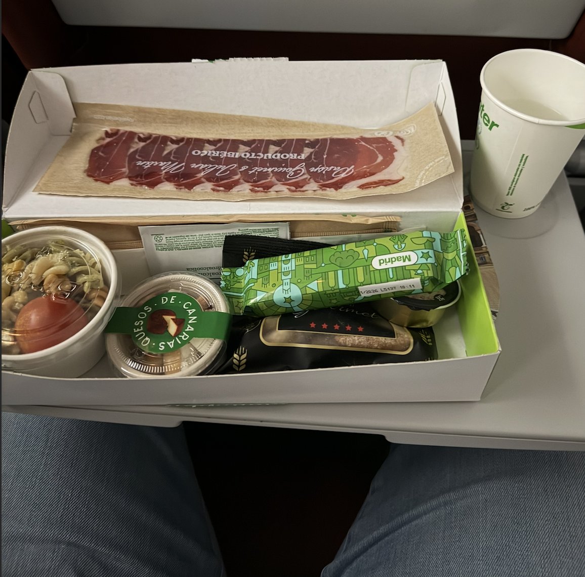 He viajado a +50 países en aerolíneas de todo tipo

Muy lujosas y muy ratas

Puedo decir sin ningún tipo de duda que Binter es la mejor calidad/precio

Los aviones son modernos, espacio para las piernas, personal educado

Este pedazo de aperitivo viene incluido