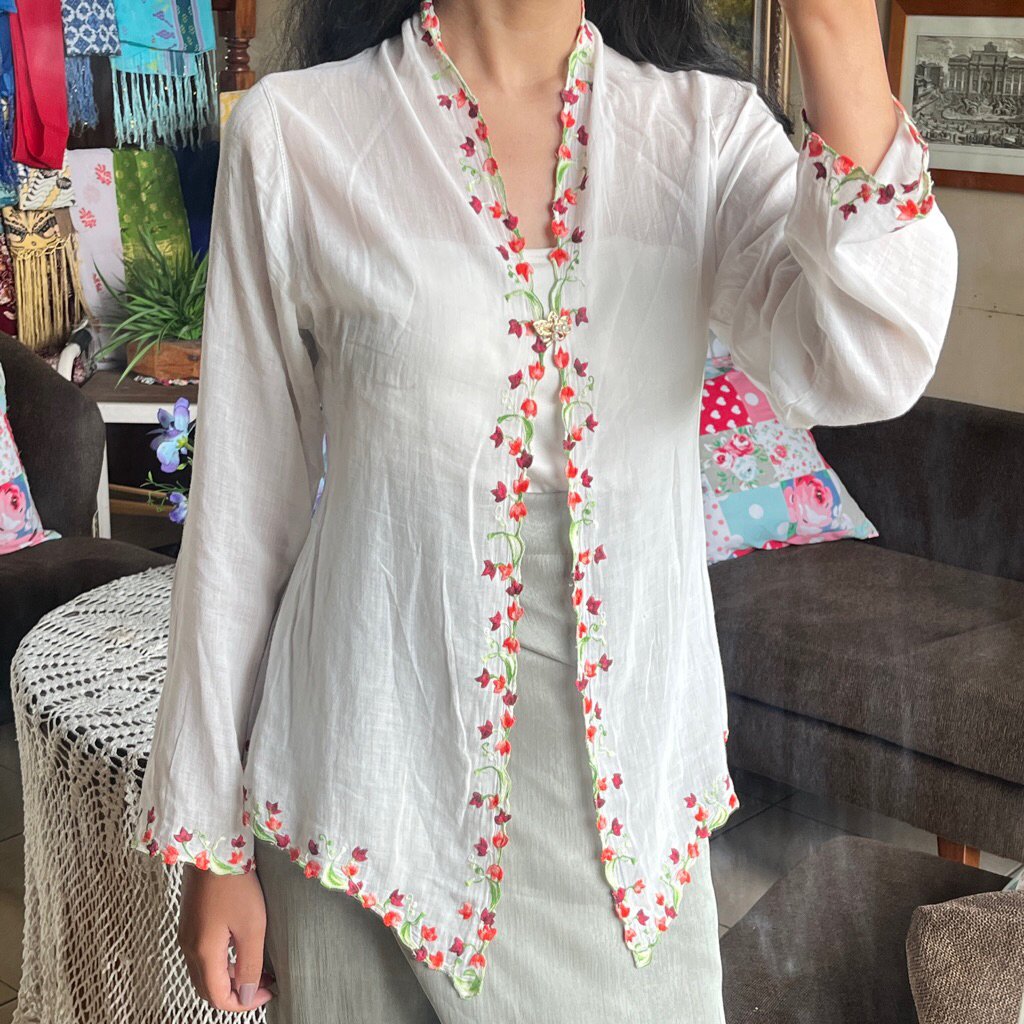 xalivyy's tweet image. Beautiful kebaya for special moments🌷

A thread