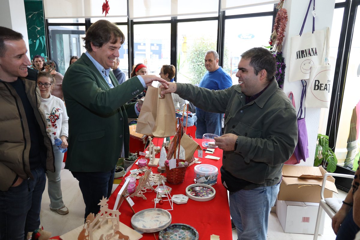 Esta mañana he tenido la alegría de visitar el Mercadillo Navideño del Centro Ocupacional Marcelino Camacho, que un año más está lleno de afecto, creatividad y talento.

Los usuarios y usuarias, junto al equipo profesional, han preparado con dedicación productos artesanales que
