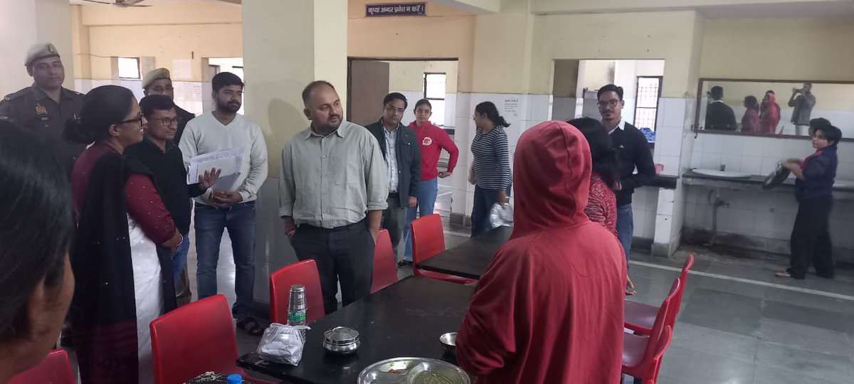 DmHapur's tweet photo. आज निजामपुर स्थित IAS/PCS कोचिंग सेंटर का निरीक्षण किया गया। निरीक्षण के दौरान संस्थान में संचालित कक्षाओं, उपस्थिति रजिस्टर, अध्ययन सामग्री, आधारभूत सुविधाओं एवं विद्यार्थियों को उपलब्ध कराई जा रही सुविधाओं का विस्तृत परीक्षण किया गय���।
@CMOfficeUP @ChiefSecyUP @CommissionerMe3 https://t.co/raMpTkZ4xx