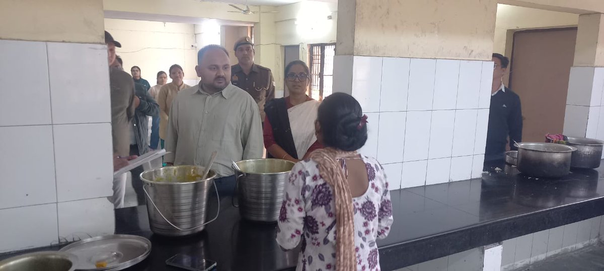 DmHapur's tweet photo. आज निजामपुर स्थित IAS/PCS कोचिंग सेंटर का निरीक्षण किया गया। निरीक्षण के दौरान संस्थान में संचालित कक्षाओं, उपस्थिति रजिस्टर, अध्ययन सामग्री, आधारभूत सुविधाओं एवं विद्यार्थियों को उपलब्ध कराई जा रही सुविधाओं का विस्तृत परीक्षण किया गय���।
@CMOfficeUP @ChiefSecyUP @CommissionerMe3 https://t.co/raMpTkZ4xx