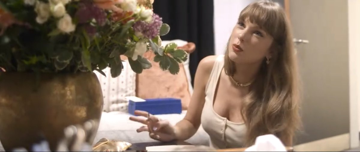 TheLifeofZANA's tweet photo. Taylor Swift personally hand-signs letters, delivers bonuses to her crew, dancers, drivers, and even acknowledges their families. The care, the effort, the hand letter waxing, the intention who else does it like her? https://t.co/zyZ2gh2Ahy