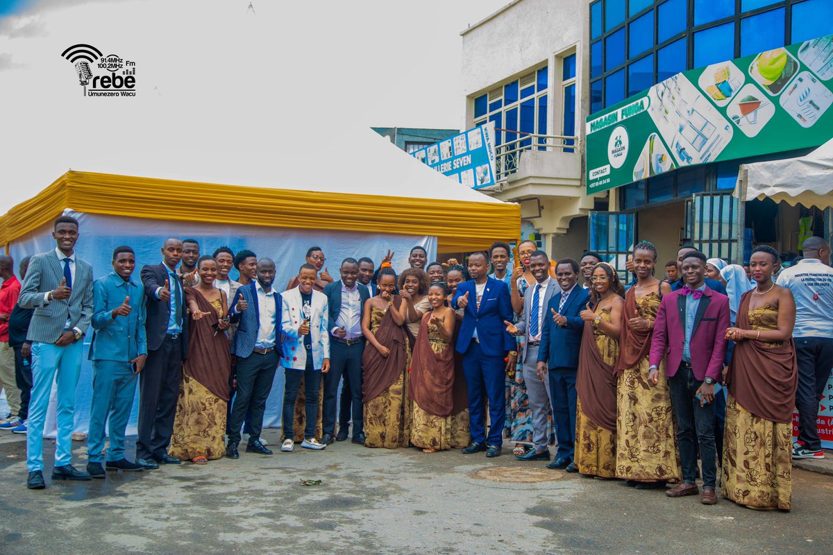 IrebeFM's tweet photo. 🎙️ IREBE FM fait son entrée officielle dans le paysage médiatique burundais !

🔹 Une inauguration historique à Bujumbura

La Radio IREBE FM a été officiellement lancée ce 12 décembre 2025 lors d’une cérémonie organisée à sa station de Bujumbura. L’événement a été honoré par la présence du ministre de la Communication, Gabby BUGAGA, représentant le Chef de l’État burundais.

🔹 Le message fort du ministre de la Communication

Dans son discours, le ministre a déclaré :
« Au nom du gouvernement et du Président de la République, la Radio IREBE FM est désormais inaugurée officiellement depuis ce 12 décembre 2025. »

Gabby BUGAGA, ministre en charge de la Communication, a félicité le fondateur d’IREBE FM, Augustin HAVYARIMANA, saluant son engagement à respecter les lois régissant la presse et à contribuer activement à la vision nationale Burundi Émergent en 2040 et Développé en 2060.

Il a conclu en rappelant à l’administration et au personnel de la radio l’importance de travailler pour le bien-être des citoyens tout en respectant continuellement les lois du pays. Il a encouragé le fondateur à envisager l’ajout de nouveaux services au sein de #Irebe Company afin de renforcer l’autodéveloppement.

🔹 Le fondateur réaffirme son engagement

Prenant la parole, Augustin HAVYARIMANA, fondateur d’Irebe Company, maison-mère de #Irebe_FM, a exprimé sa gratitude pour la présence du ministre. Il a réaffirmé son engagement à contribuer pleinement à la mise en œuvre de la vision nationale et au développement du pays.

🔹 Une cérémonie rehaussée par de nombreuses personnalités

Les cérémonies inaugurales ont réuni plusieurs invités de marque, dont :

un représentant du Conseil national de la communication (CNC) ; un représentant du ministère de l’Intérieur ; un représentant de l’administrateur de la commune de Mukaza ;ainsi que différents partenaires de la Radio IREBE FM.

@Com_mediasRDC @NtareHouse @GeneralNeva @AugustBurundi