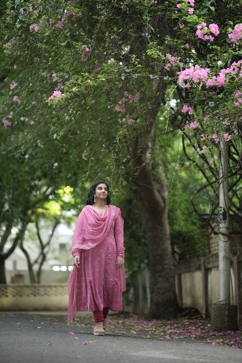 emayaing's tweet photo. Caption - Barbie mode on Chennai road 🌸🌿

Photo &amp; Video - @camerasenthil 
Styling - @deepthi_r_j__
Makeup - @pavihairandmakeup https://t.co/kSj7XJCQZg