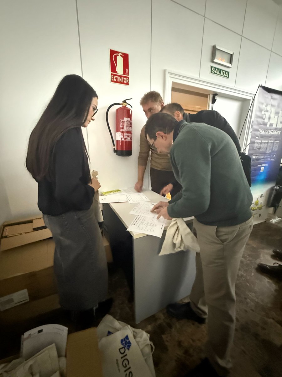 DIGIS_3's tweet photo. Ayer estuvimos en Cáceres en el evento "Digitalización rural, un ecosistema de innovación" charlando sobre digitalización y ofreciendo nuestros servicios 🤝

Muchas gracias a @DiputacionCC, @DihExtremadura, @I4CAMHUB, @TheAirInstitute, @DIHLEAF, @grupoadriss y @UVa_es. https://t.co/UOfWYOk9Ij