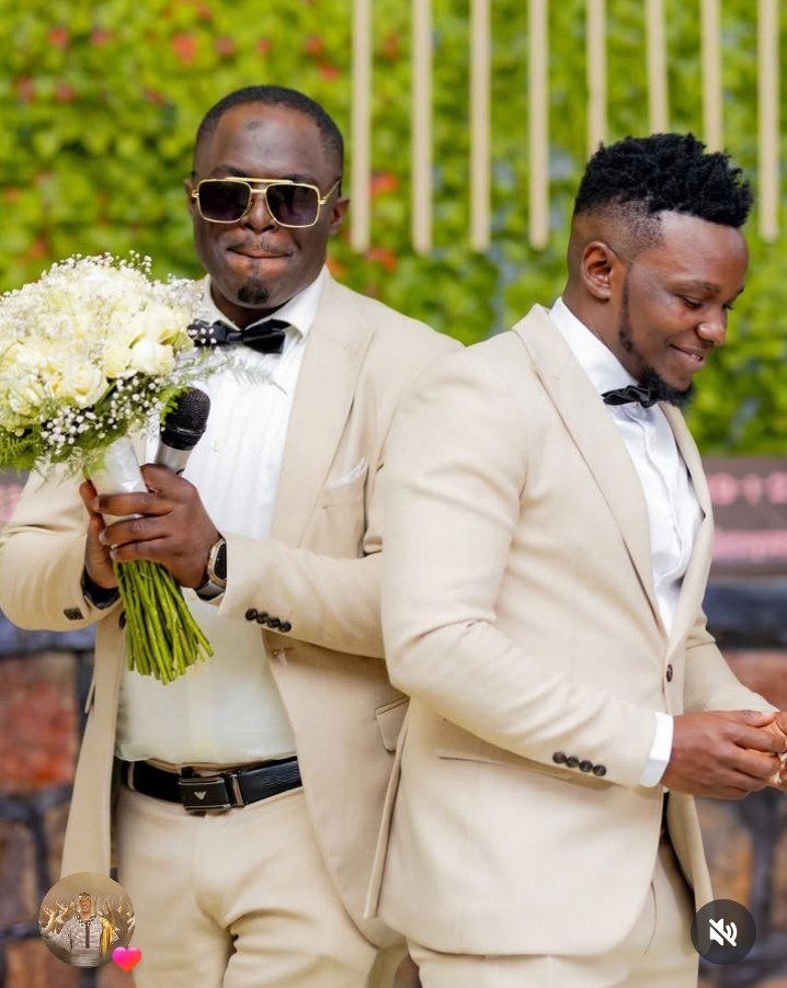 kanisekere's tweet photo. Mwiyi minsi @UncleAustinT kubera Best Man ni kukiranguzo 😂
Anyway , happy for my brother #Darest . Ubu noneho tukongeye ipeti rya Afande .
These 2 released a new song named Vitamin . A Nice collabo kbsa . https://t.co/scaA39PBct