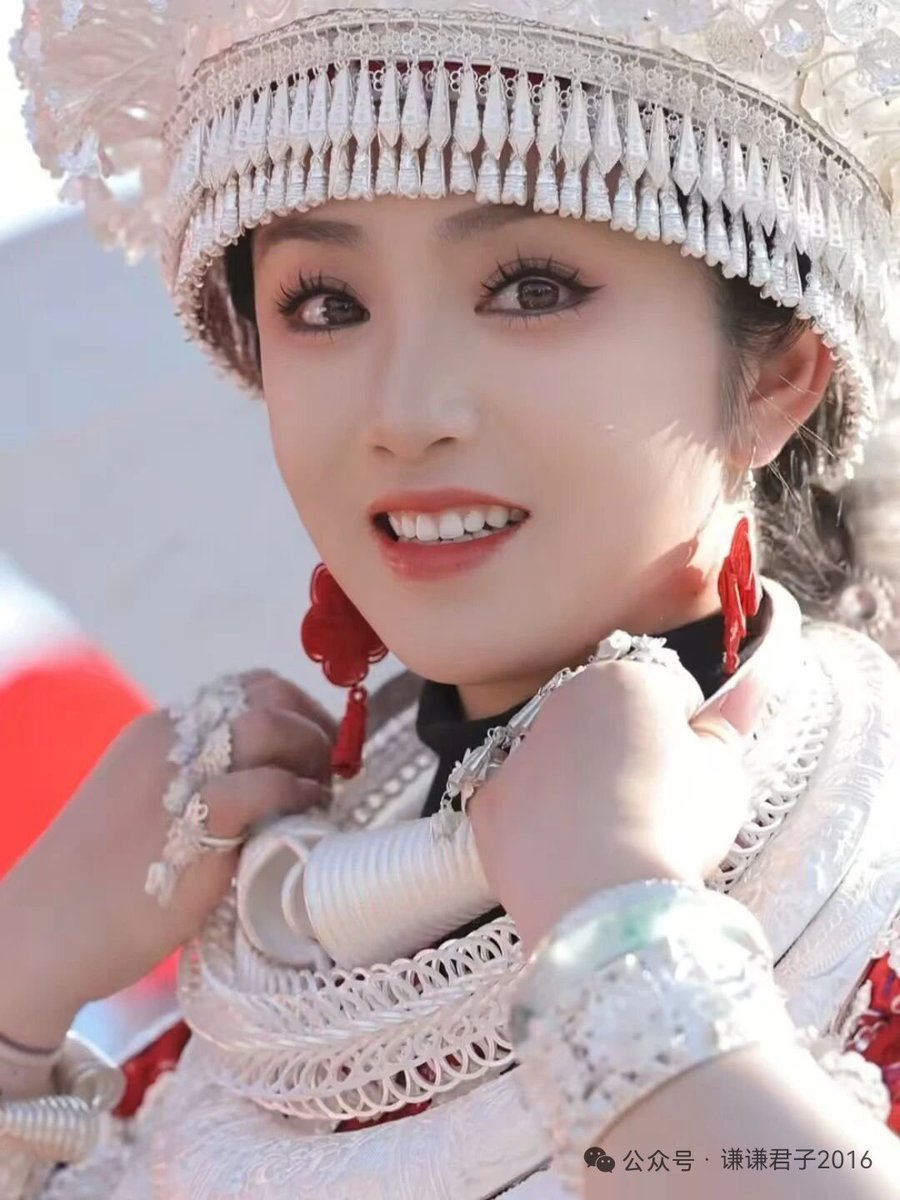 JessicaD1579823's tweet photo. 中国贵州的民族服饰，银饰闪亮叮当响，也许把所有家当穿在身上才能体现出勤劳的价值。#中国民族服饰 #多彩贵州 https://t.co/G9OJlDA0Q6
