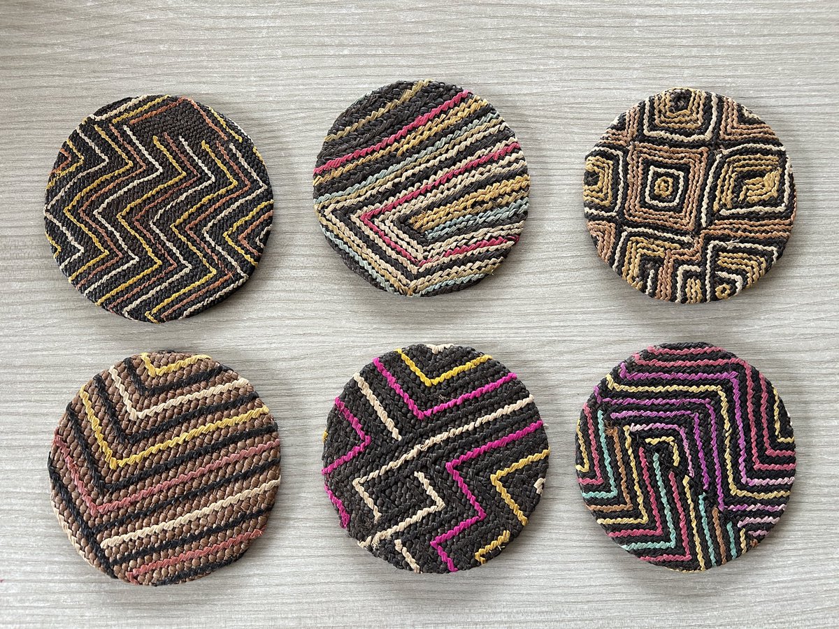 昨日買ったコンゴの伝統布「クバ」で作られたカラフルなコースターたち。