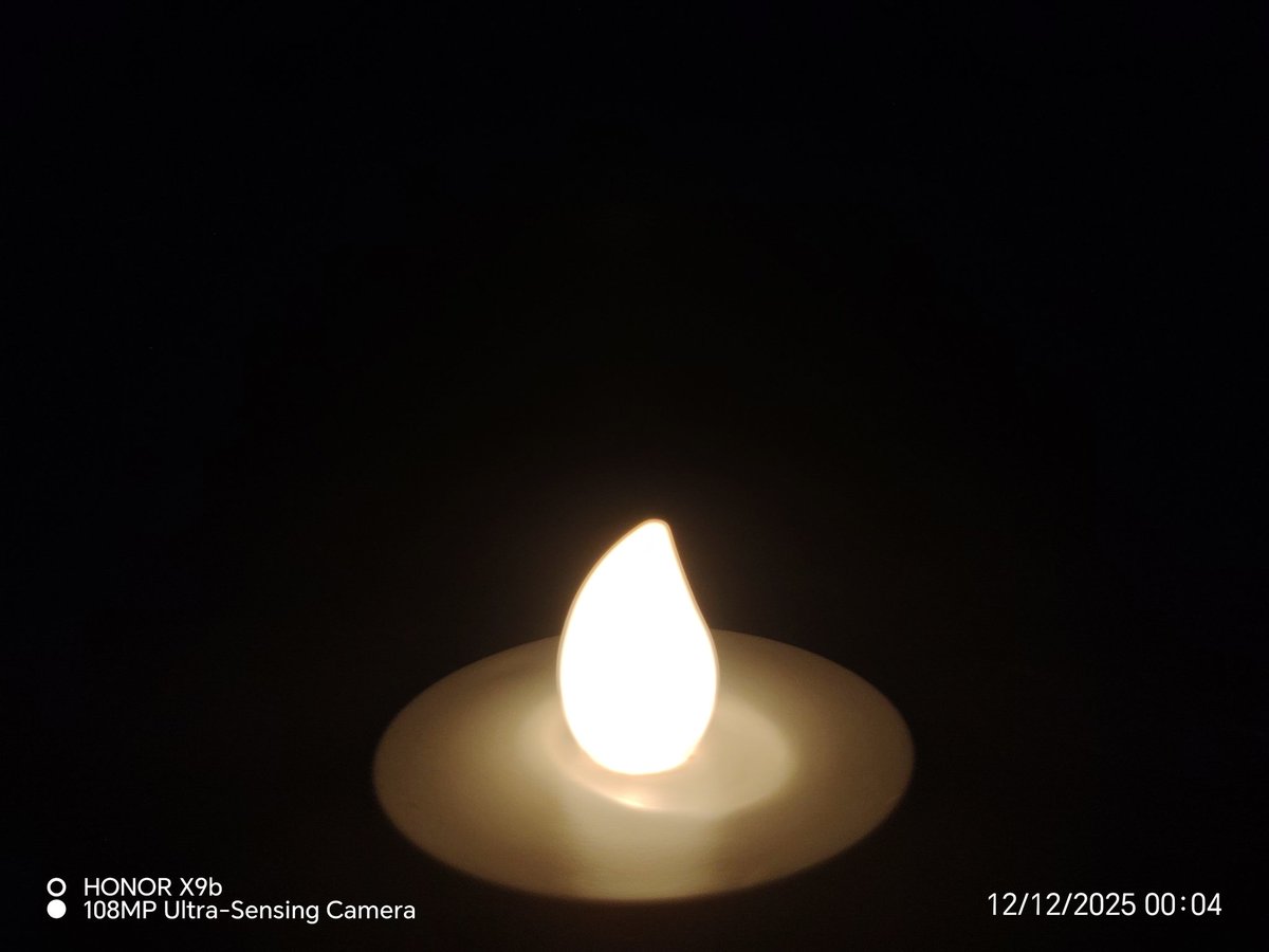 يكادُ من فرطِ
ما يهوى يفيضُ هوًى
ويستفيضُ على قدْرِ الهوى شَرحا.