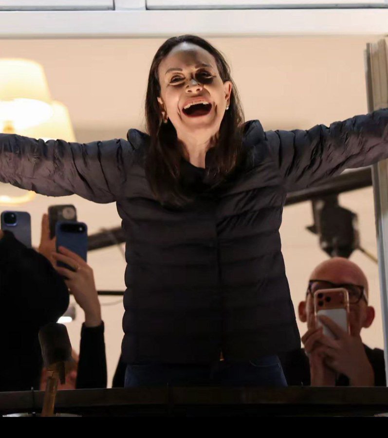 SonPolemicas's tweet image. Titulo terrorífico para esta foto...?