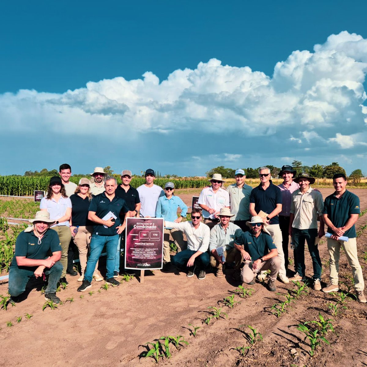Primeras postales de SURON en el campo. 🌱
Una jornada que refleja el trabajo en equipo que venimos haciendo alrededor de esta nueva tecnología en sorgo.
Muy pronto, más contenido y más lotes para seguir contándoles esta historia.