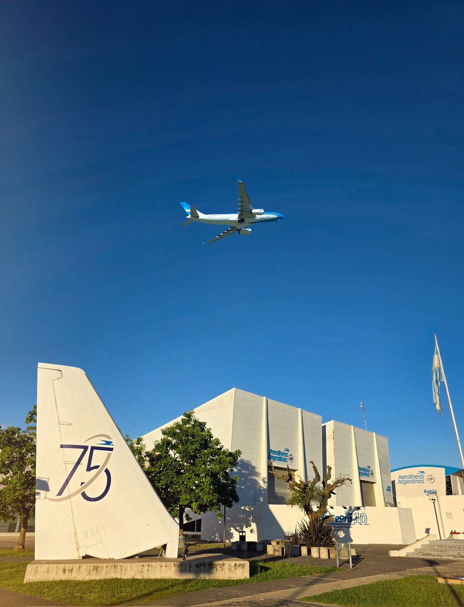 75 Años Aerolíneas Argentinas 🇦🇷✈️
📍CeFePra ✈️ 👩🏽‍✈️👨🏼‍✈️
Y el A330 LV-KHU rumbo a PUJ 💨🛫

<a href="/Aerolineas_AR/">Aerolíneas Argentinas</a>