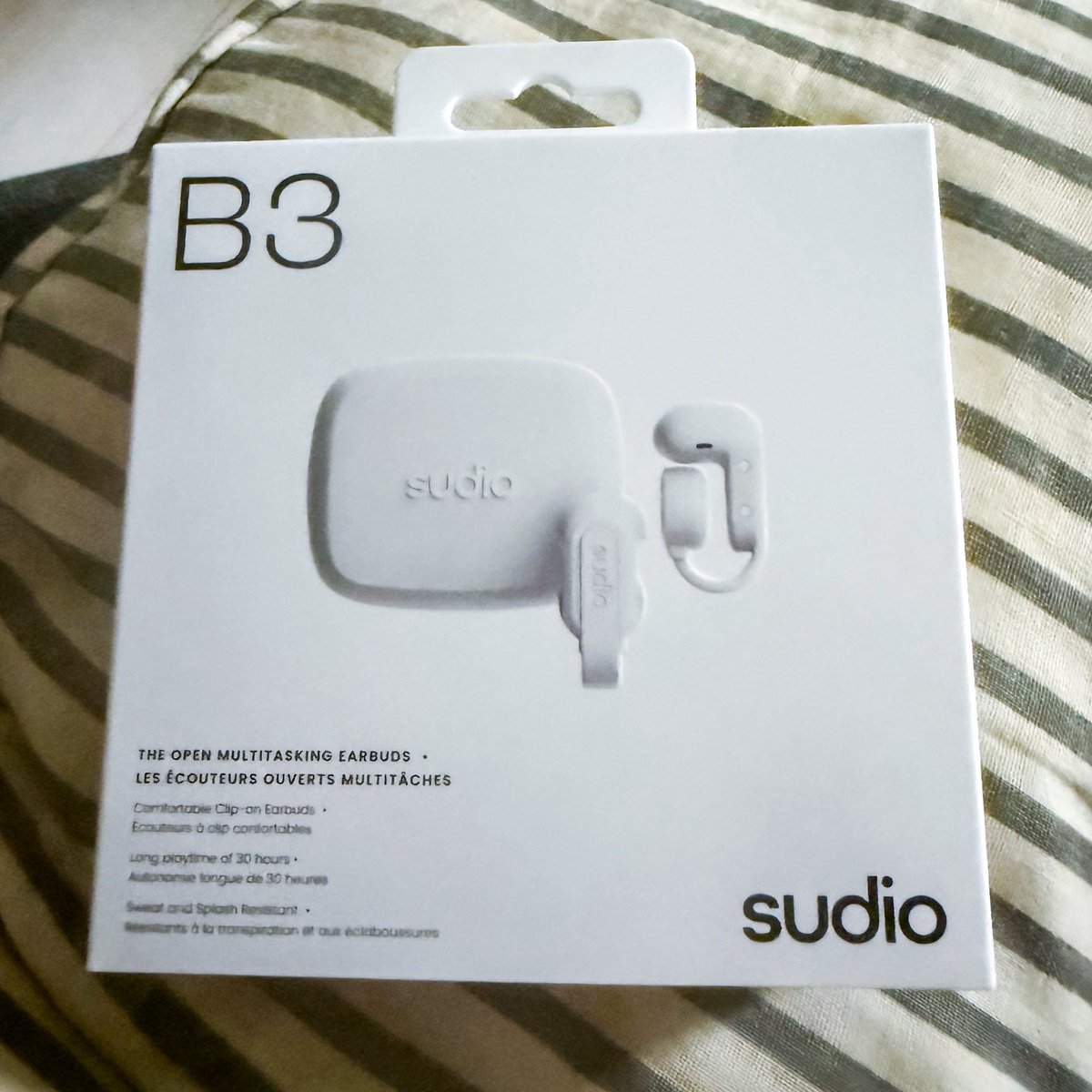 <a href="/sudiosweden/">Sudio</a> のイヤーカフ型のイヤホン届いた！
副業は自転車であちこち移動してるし、でも音楽無いと無理だし、イヤーカフ型なら警察で取り締まられないとゆことでsudio好きなわたしは即ぽちでした。