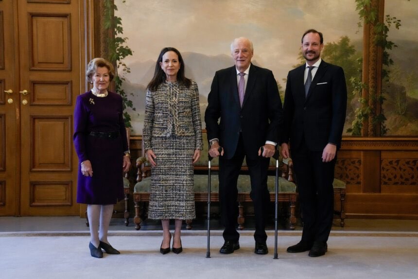 AlertaMundoNews's tweet photo. 🇻🇪🇳🇴 | María Corina Machado fue recibida por los reyes y el príncipe heredero de Noruega. https://t.co/J3T0OFl2Ui