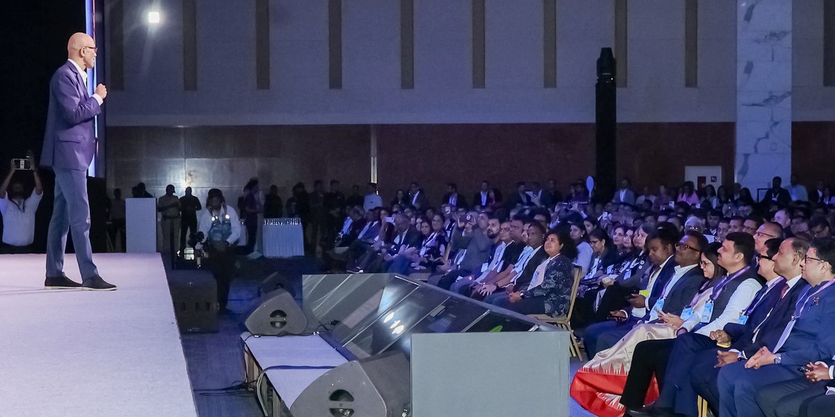 मुख्यमंत्री देवेंद्र फडणवीस यांच्या सोबत मायक्रोसॉफ्टचे सीईओ सत्या नडेला, सीईओ, ANSR, विक्रम आहुजा, ब्रुकफिल्डचे अंकुर गुप्ता यांच्यासोबत जिओ कन्व्हेशन सेंटर येथे बैठकीचे आयोजन करण्यात आले. राज्यासाठी अनेक महत्त्वाच्या गुंतवणूक व तांत्रिक भागीदारी  प्रकल्पाच्या अनुषंगाने यावेळी