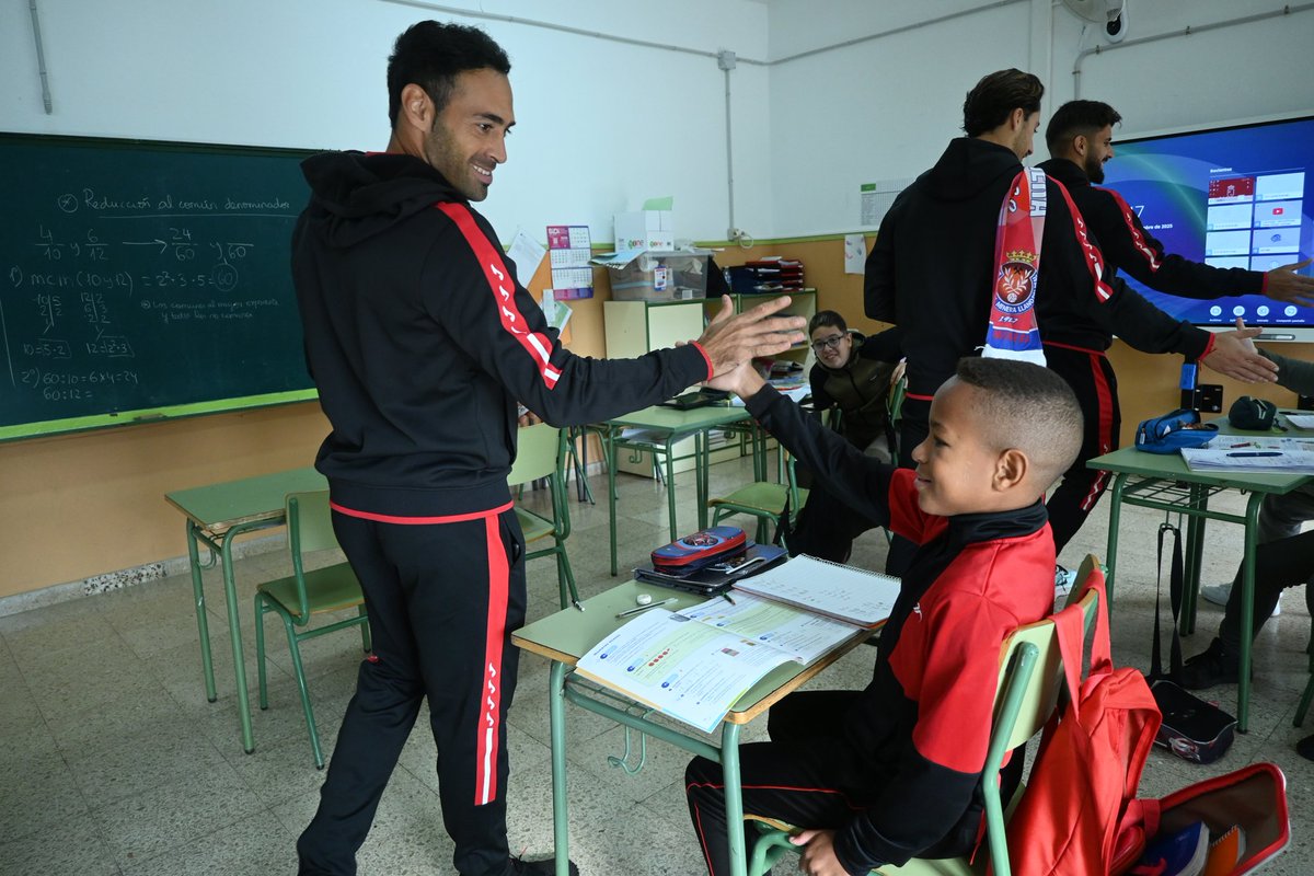 DeportivaMinera's tweet photo. 🎒¡𝐋𝐚 𝐌𝐢𝐧𝐞𝐫𝐚 𝐯𝐚 𝐚𝐥 𝐜𝐨𝐥𝐞!

🎁Visita al CEIP San Ginés para regalar una entrada doble para el #DeportivaMineraExtremadura a cada alumno de los centros del Estrecho de San Ginés y El Llano del Beal

🥰¡Vaya acogida que nos han dado los peques!

#DeTodaLaVida https://t.co/0nQXqusT93