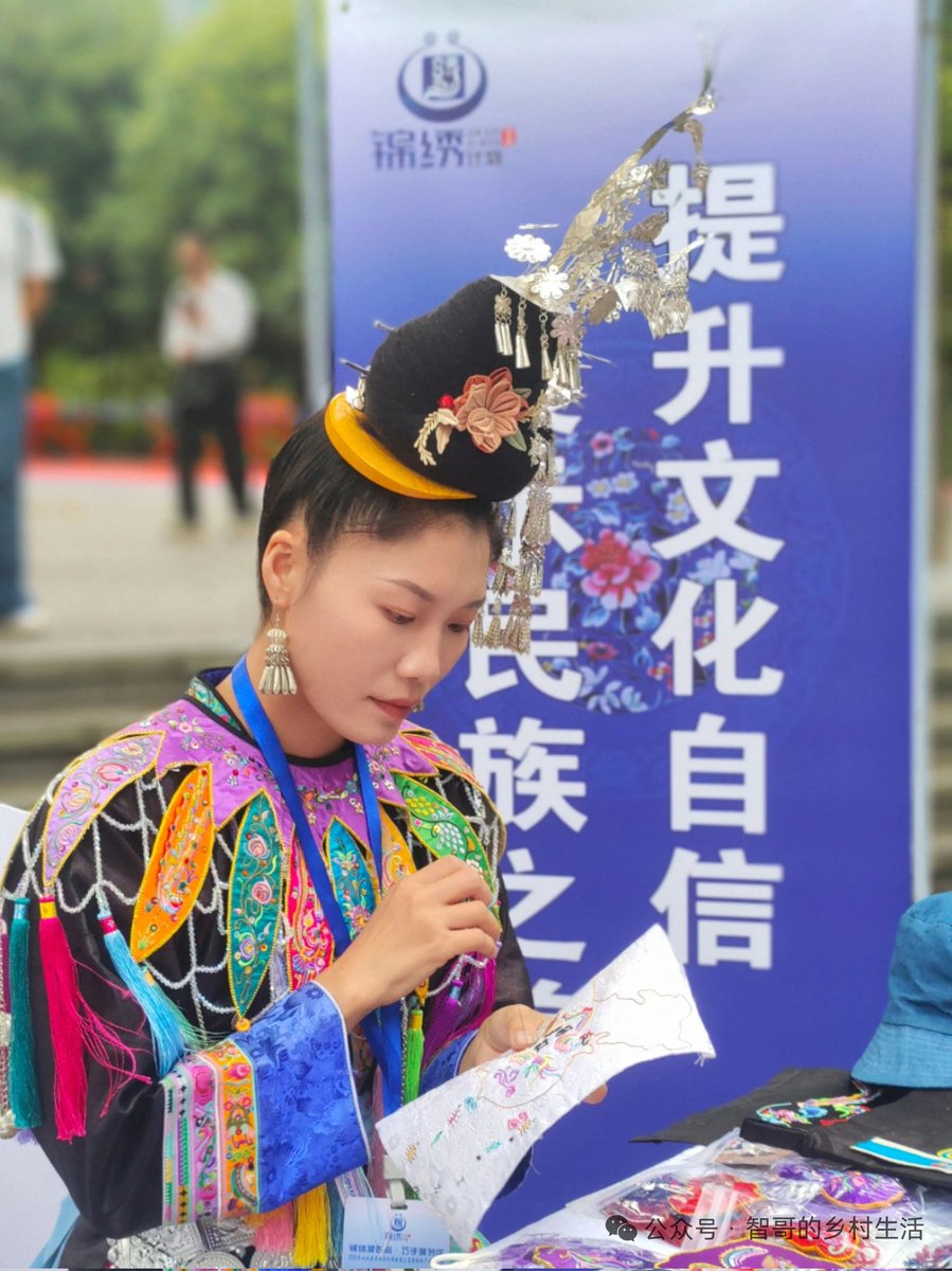 JessicaD1579823's tweet photo. 中国少数民族服装刺绣一针一线，传承千年匠心。每一件绣品都凝聚着对美好生活的向往和“非遗”传承，是指尖流淌的东方美学与不朽智慧。#中国非遗 #贵州刺绣 https://t.co/Oamlm1JUh5