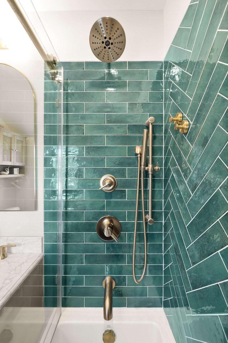 MosaicTileComp's tweet photo. Holiday hues, but make them timeless!🌟Gleaming gold fixtures wrapped up with bold green tile bring the festive charm that feels right at home all year long💚

Trade Partner:  @mjdesignandbuild https://t.co/96f7x99CIr