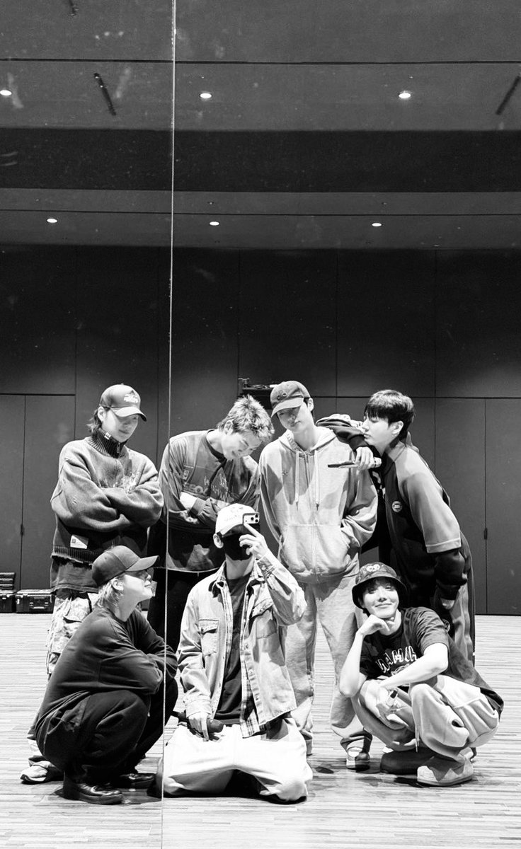 thvchapters's tweet image. “I want to protect this band”
“I wished for bts to last 40 more years”
“let’s start a band when we are in our 50s or 60s”
“I imagined the seven of us together looking at this view and all the sudden I got overwhelmed”
“they are my life savers”
“until now, the biggest blessing of…