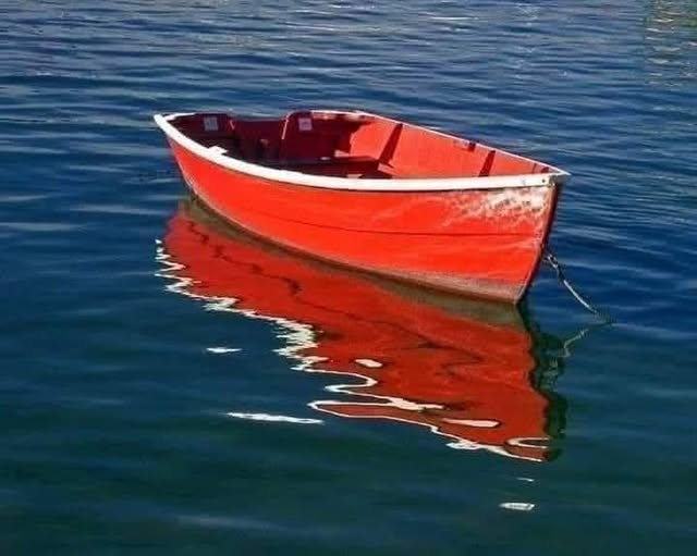 We hebben een man gevraagd om een boot te schilderen. Hij nam zijn verf en kwasten mee en begon de boot fel rood te verven, zoals de eigenaar hem had gevraagd.
Tijdens het schilderen merkte hij een klein gaatje in de romp en repareerde het discreet.
Toen hij klaar was met