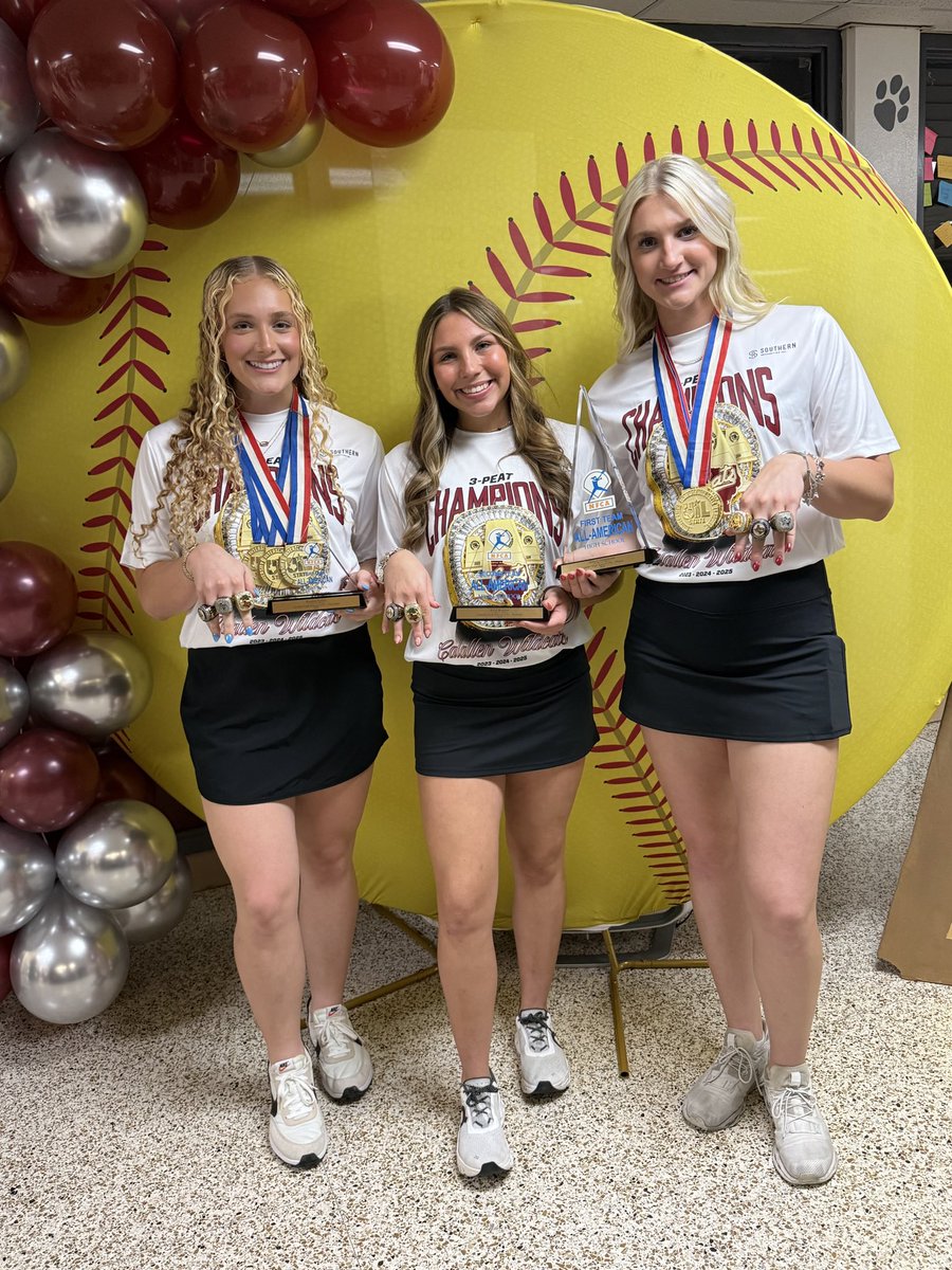 BraelynBailey13's tweet photo. 3X State Champions!!! Got our ring last night and celebrated our amazing 2025 season. Let’s Go Cats! #chasingfour 🐾🥎 @Tflolentz @Calallen_SBall @UTAMavsSB https://t.co/W7hwdaAGdv