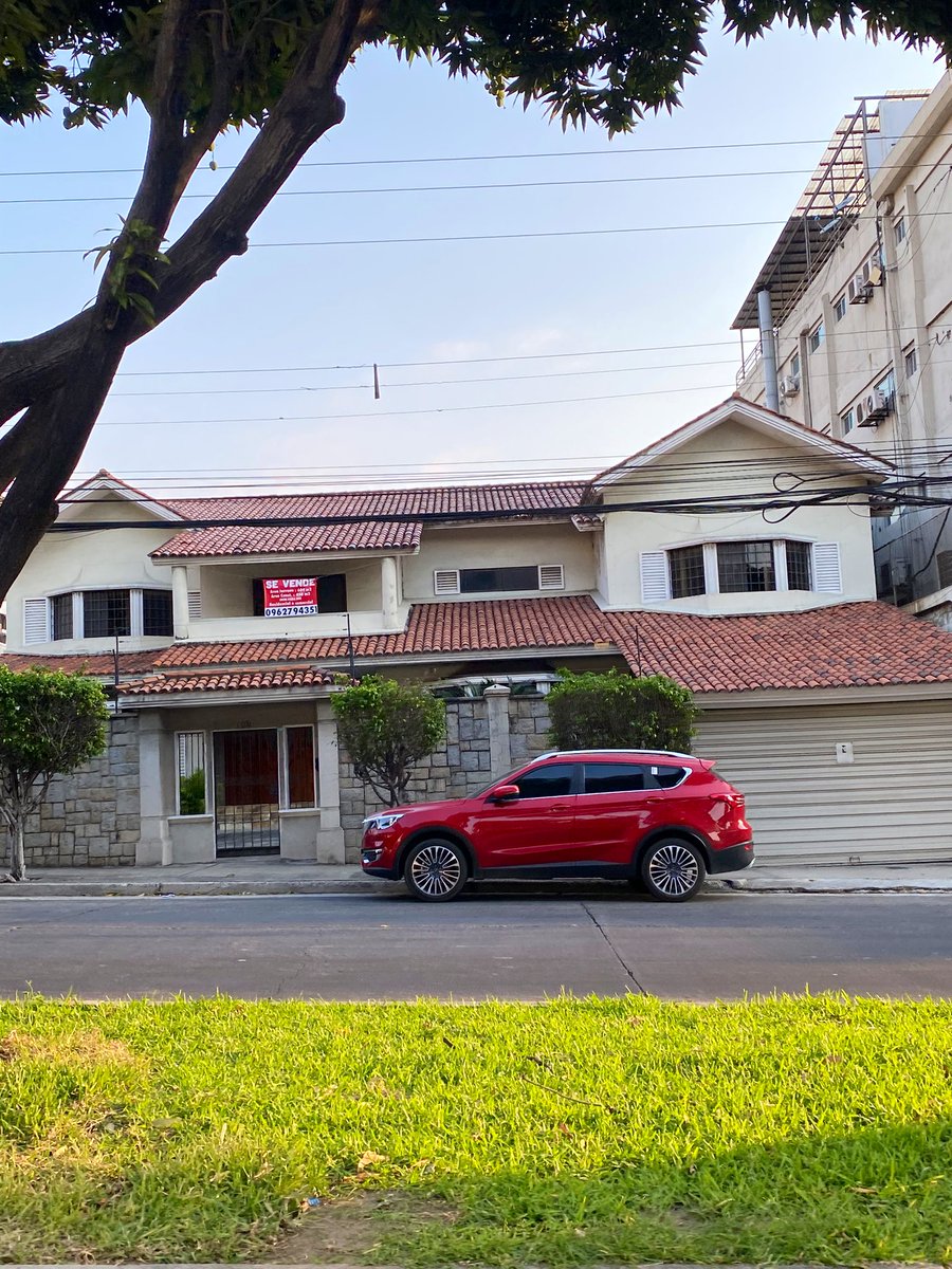 La Av. Leopoldo Carrera Calvo en Los Ceibos dejó de ser residencial. Casas demolidas para locales, edificios y ahora una “piazza”. 

Otras casas en venta probablemente tendrán el mismo destino. El cambio de uso de suelo sin planificación es un problema, sin obras complementarias