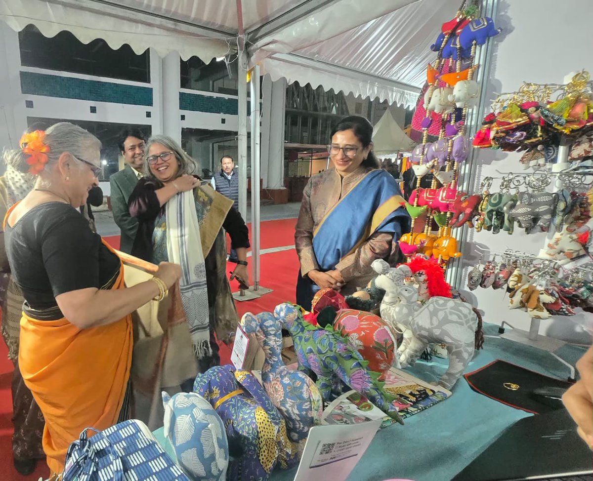 PIBTextiles's tweet photo. Smt. Sudha Murty, MP (Rajya Sabha) inaugurated the Craftकथा – 2025 at Handloom Haat, Janpath today in the august presence of Smt. Neelam Shami Rao, Secretary (Textiles), Ms. Amrit Raj, DC (Handicrafts) and senior officials. https://t.co/xyybln1Pcx