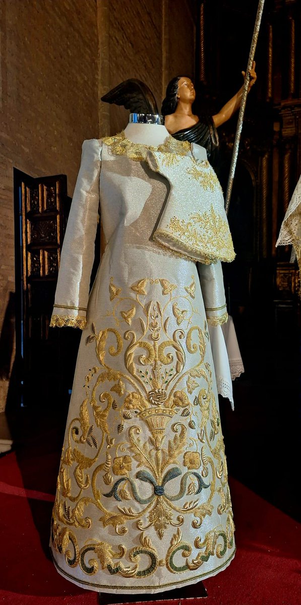 PATRIMONIO | El pasado día de la festividad de la Inmaculada Concepción de María, al Ofertorio de la Santa Misa, se bendijo la saya de salida de la Santísima Virgen, restaurada en el taller de bordados de Charo Bernardino, y gracias a la generosidad de muchos hermanos y devotos.