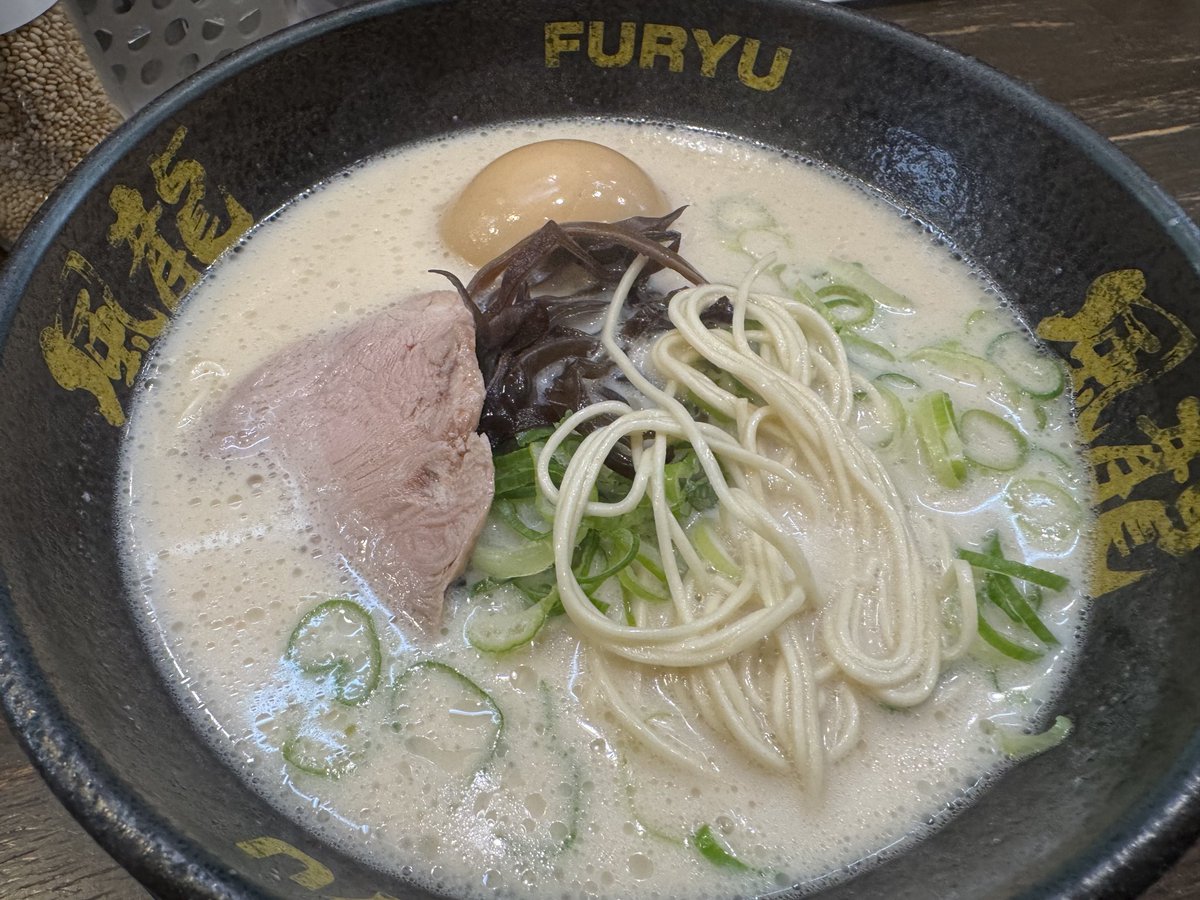 12月9日の博多風龍 <a href="/ramen_furyu/">風龍</a> 
上野店。
どうしても博多系の口になって訪問。替玉2玉無料でもブレず、白湯の白湯スープは意外とちゃんとしてる。細麺もスッと喉を通る。ただ今日はもう一段こってりを欲していた自分がいたのも事実。次は気分を変えて。
#博多風龍 #上野 #博多ラーメン