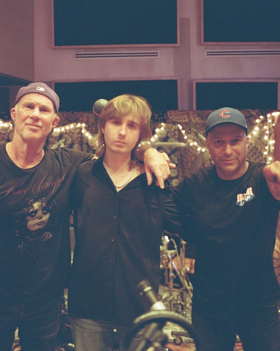 ThommyRaggi's tweet photo. One week of ‘Masquerade’
Had a blast working side by side with my brother Tom on this record.

Big love to all the friends who jumped on this ride with me

Thanks @tmorello, a real friend and a real legend. We turned this whole thing into pure fire! 🖤 https://t.co/P4tLQxw1ot