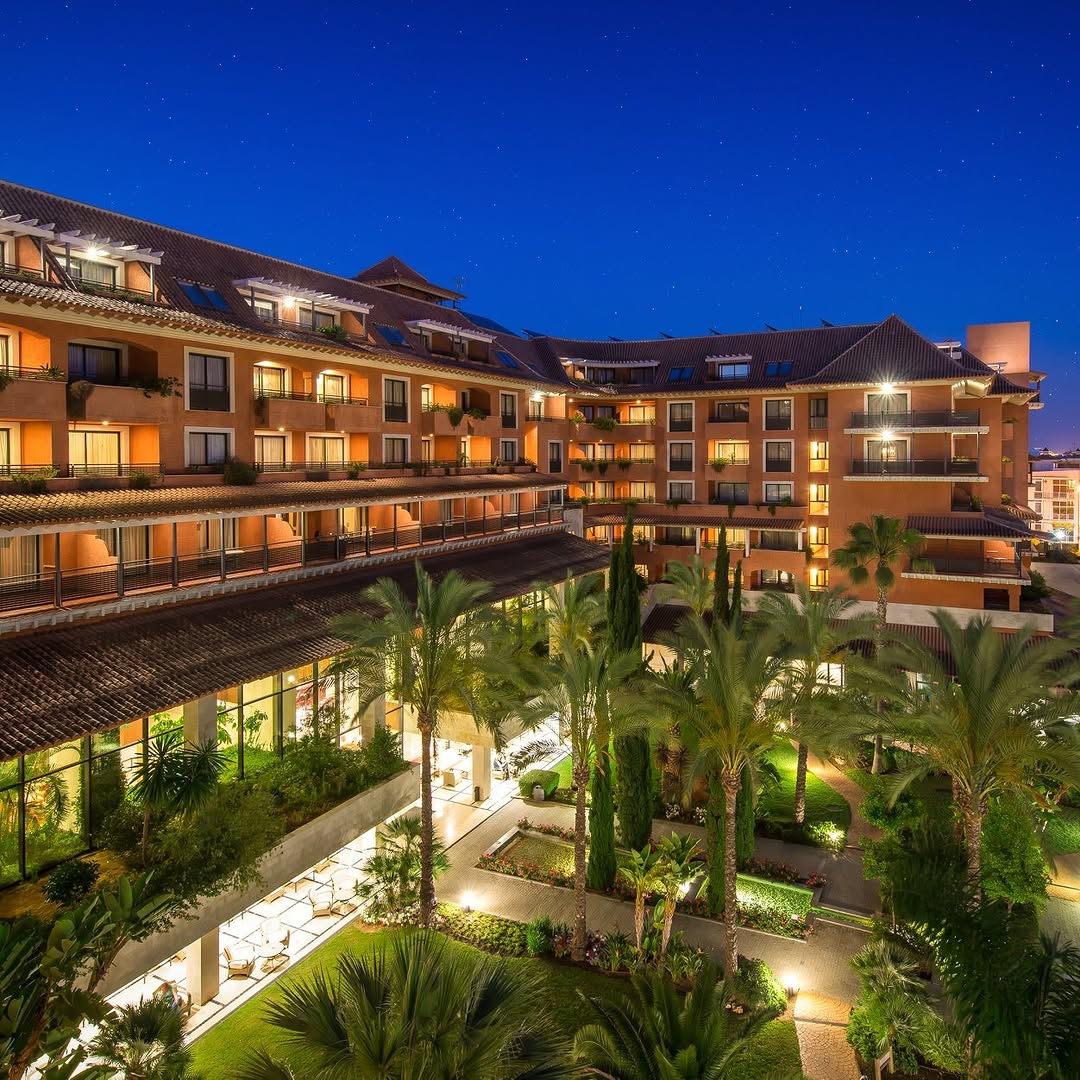 El sonido del mar, la brisa fresca... Las noches de verano en Islantilla siempre son inolvidables. 🌊✨

¡Estás más cerca de vivirlas de nuevo!

Reserva tu escapada ahora 👉 puertoantilla.com

#PuertoAntillaGrandHotel #Vacaciones #Familia #Huelva