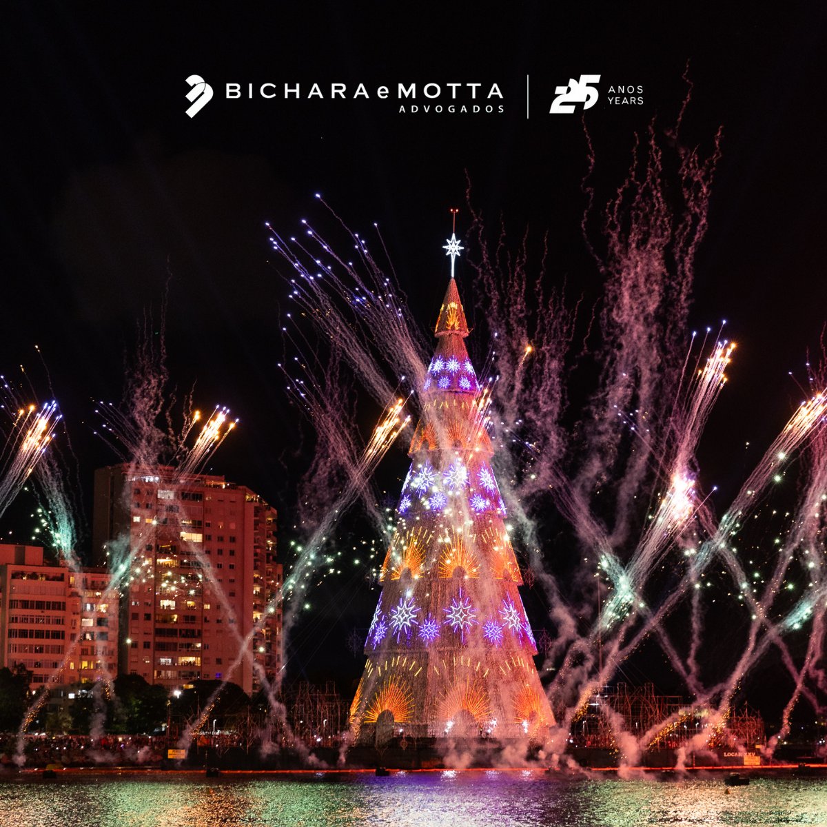 Bichara e Motta Advogados <a href="/bicharaemotta/">𝐁𝐢𝐜𝐡𝐚𝐫𝐚 𝐞 𝐌𝐨𝐭𝐭𝐚 𝐀𝐝𝐯𝐨𝐠𝐚𝐝𝐨𝐬</a> teve a satisfação de assessorar a SRCOM em assuntos jurídicos relacionados ao Natal 2025 – Árvore de Natal da Enseada de Botafogo, Rio de Janeiro.

O evento se consolida como um novo ícone da cidade: a maior árvore flutuante do país, com