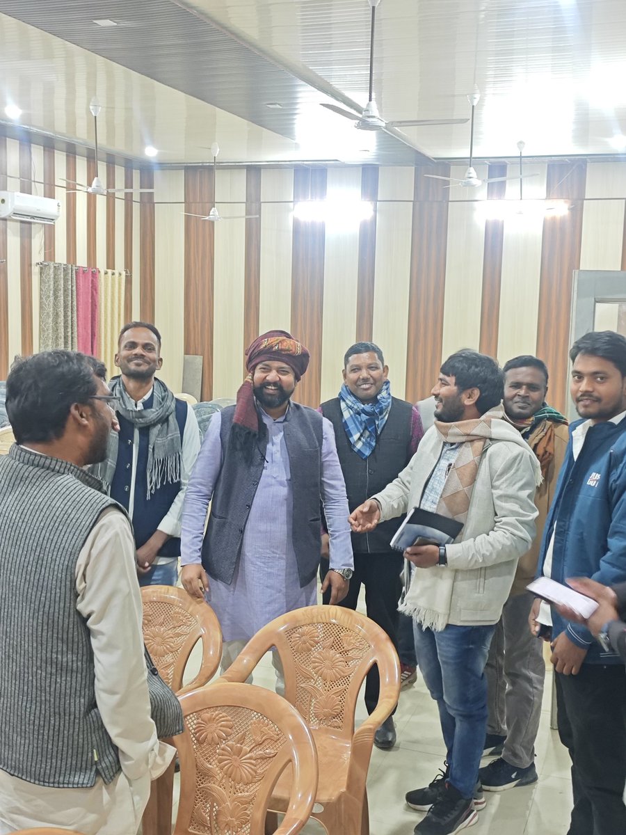 RMNnishad4u's tweet photo. आलापुर अंबेडकरनगर के प्रमुख पदाधिकारियों संग बैठक कर कल के कार्यक्रम की रणनीति बनाते हुए।
जय निषाद राज...
@nishadparty4u 
@drsanjayknishad https://t.co/m9apAxgtKg