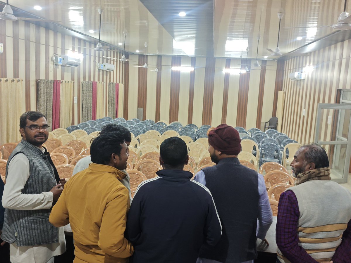 RMNnishad4u's tweet photo. आलापुर अंबेडकरनगर के प्रमुख पदाधिकारियों संग बैठक कर कल के कार्यक्रम की रणनीति बनाते हुए।
जय निषाद राज...
@nishadparty4u 
@drsanjayknishad https://t.co/m9apAxgtKg