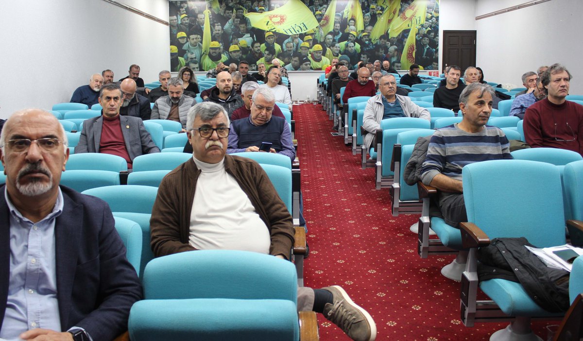 Eğitim Sen 12. Dönem 8. Genel Meclis toplantısında, Genel TİS-Hukuk Sekreterimiz Özlem Tolu ile Merkez Kadın Sekreterimiz Simge Yardım, sekreterliklerinin çalışmaları hakkında bilgilendirme; Merkez Denetleme Kurulu Başkanımız Enver Doğan Çalğan da kurulun çalışmaları hakkında